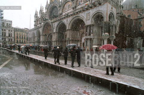 Localizzazione:..VENEZIA / S. MARCO..Oggetto:..Soggetto:..PIAZZA SAN MARCO NEVE / ALTA MAREA  / ACQUA ALTA..Cronologia: ....Definizione Culturale:..   Autore:....   Stile:..   Editori/Stampatori:..   Committenza:..Materia e Tecnica:....Collocazione:..Note:..INVERNO..Riproduzione Fotografica:..Copyright:..Graziano Arici/Rosebud2 .Data:..2001..Costo:..A