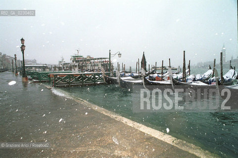Localizzazione:..VENEZIA / S. MARCO..Oggetto:..Soggetto:..PIAZZA SAN MARCO NEVE / ALTA MAREA  / ACQUA ALTA..Cronologia: ....Definizione Culturale:..   Autore:....   Stile:..   Editori/Stampatori:..   Committenza:..Materia e Tecnica:....Collocazione:..Note:..INVERNO..Riproduzione Fotografica:..Copyright:..Graziano Arici/Rosebud2 .Data:..2001..Costo:..A
