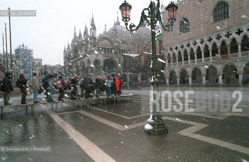 Localizzazione:..VENEZIA / S. MARCO..Oggetto:..Soggetto:..PIAZZA SAN MARCO NEVE / ALTA MAREA  / ACQUA ALTA..Cronologia: ....Definizione Culturale:..   Autore:....   Stile:..   Editori/Stampatori:..   Committenza:..Materia e Tecnica:....Collocazione:..Note:..INVERNO..Riproduzione Fotografica:..Copyright:..Graziano Arici/Rosebud2 .Data:..2001..Costo:..A