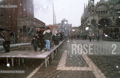 Localizzazione:..VENEZIA / S. MARCO..Oggetto:..Soggetto:..PIAZZA SAN MARCO NEVE / ALTA MAREA  / ACQUA ALTA..Cronologia: ....Definizione Culturale:..   Autore:....   Stile:..   Editori/Stampatori:..   Committenza:..Materia e Tecnica:....Collocazione:..Note:..INVERNO..Riproduzione Fotografica:..Copyright:..Graziano Arici/Rosebud2 .Data:..2001..Costo:..A