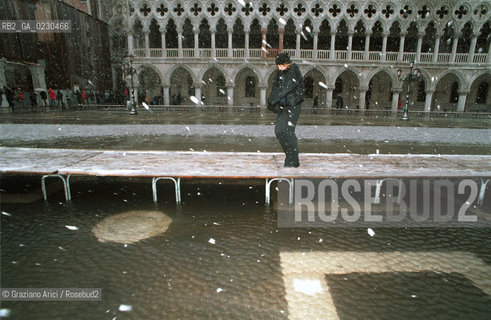 Localizzazione:..VENEZIA / S. MARCO..Oggetto:..Soggetto:..PIAZZA SAN MARCO NEVE / ALTA MAREA  / ACQUA ALTA..Cronologia: ....Definizione Culturale:..   Autore:....   Stile:..   Editori/Stampatori:..   Committenza:..Materia e Tecnica:....Collocazione:..Note:..INVERNO..Riproduzione Fotografica:..Copyright:..Graziano Arici/Rosebud2 .Data:..2001..Costo:..A