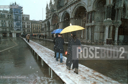 Localizzazione:..VENEZIA / S. MARCO..Oggetto:..Soggetto:..PIAZZA SAN MARCO NEVE / ALTA MAREA  / ACQUA ALTA..Cronologia: ....Definizione Culturale:..   Autore:....   Stile:..   Editori/Stampatori:..   Committenza:..Materia e Tecnica:....Collocazione:..Note:..INVERNO..Riproduzione Fotografica:..Copyright:..Graziano Arici/Rosebud2 .Data:..2001..Costo:..A