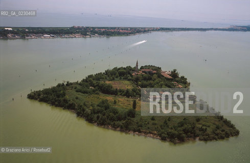 Nome:..ISOLA DI POVEGLIA: CASA DI RIPOSO/ VEDUTA AEREA....Localizzazione:..VENEZIA / ISOLA DI POVEGLIA / LAGUNA SUD..VENICE / THE ISLE OF POVEGLIA  / THE SOUTH LAGOON..Soggetto:..ISOLA DI POVEGLIA / CASA DI RIPOSO E CAMPANILE DELLA CHIESA DI SAN VITALE..THE ISLE OF POVEGLIA / REST HOME AND SAN VITALES CHURCH BELL TOWER..Cronologia:......Autore:......Stile:......Editori Stampatori:.... ..Committenza:......Materia e Tecnica:......Collocazione:......Note:..DAL IX AL XIV SECOLO FU ABITATA DAGLI SCHIAVI E SERVITORI DEL DOGE / NEL XVIII SECOLO VENNE COSTRUITO UN LAZZARETTO, POI TRASFORMATO IN CONVALESCENZIARIO..FROM IXth TO XIVth CENTURY WAS  INHABITED BY THE SLAVES AND SERVANTS OF THE DOGE / IN XVIIth CENTURY  A LAZZARETTO WAS BUILT AND THIS WAS LATER CONVERTED INTO A CONVALESCENT HOME..Riproduzione Fotografica:..Graziano Arici/Rosebud2 ...Copyright:..Graziano Arici / rosebud2/....Data:..2001....Costo:..A....Key:..ISOLE ABBANDONATE..UNINHABITED ISLANDS