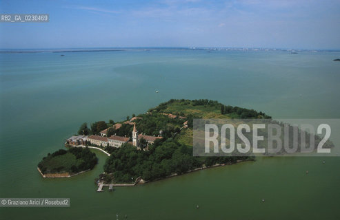 Nome:..ISOLA DI POVEGLIA: / VEDUTA AEREA....Localizzazione:..VENEZIA / ISOLA DI POVEGLIA / LAGUNA SUD..VENICE / THE ISLE OF POVEGLIA  / THE SOUTH LAGOON..Soggetto:..ISOLA DI POVEGLIA / CASA DI RIPOSO E CAMPANILE DELLA CHIESA DI SAN VITALE..THE ISLE OF POVEGLIA / REST HOME AND SAN VITALES CHURCH BELL TOWER..Cronologia:......Autore:......Stile:......Editori Stampatori:.... ..Committenza:......Materia e Tecnica:......Collocazione:......Note:..DAL IX AL XIV SECOLO FU ABITATA DAGLI SCHIAVI E SERVITORI DEL DOGE / NEL XVIII SECOLO VENNE COSTRUITO UN LAZZARETTO, POI TRASFORMATO IN CONVALESCENZIARIO..FROM IXth TO XIVth CENTURY WAS  INHABITED BY THE SLAVES AND SERVANTS OF THE DOGE / IN XVIIth CENTURY  A LAZZARETTO WAS BUILT AND THIS WAS LATER CONVERTED INTO A CONVALESCENT HOME..Riproduzione Fotografica:..Graziano Arici/Rosebud2 ...Copyright:..Graziano Arici / rosebud2/....Data:..2001....Costo:..A....Key:..ISOLE ABBANDONATE..UNINHABITED ISLANDS