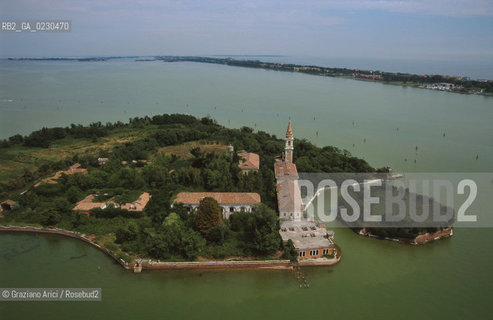 Nome:..ISOLA DI POVEGLIA/ VEDUTA AEREA....Localizzazione:..VENEZIA / ISOLA DI POVEGLIA / LAGUNA SUD..VENICE / THE ISLE OF POVEGLIA  / THE SOUTH LAGOON..Soggetto:..ISOLA DI POVEGLIA / CASA DI RIPOSO E CAMPANILE DELLA CHIESA DI SAN VITALE..THE ISLE OF POVEGLIA / REST HOME AND SAN VITALES CHURCH BELL TOWER..Cronologia:......Autore:......Stile:......Editori Stampatori:.... ..Committenza:......Materia e Tecnica:......Collocazione:......Note:..DAL IX AL XIV SECOLO FU ABITATA DAGLI SCHIAVI E SERVITORI DEL DOGE / NEL XVIII SECOLO VENNE COSTRUITO UN LAZZARETTO, POI TRASFORMATO IN CONVALESCENZIARIO..FROM IXth TO XIVth CENTURY WAS  INHABITED BY THE SLAVES AND SERVANTS OF THE DOGE / IN XVIIth CENTURY  A LAZZARETTO WAS BUILT AND THIS WAS LATER CONVERTED INTO A CONVALESCENT HOME..Riproduzione Fotografica:..Graziano Arici/Rosebud2 ...Copyright:..Graziano Arici / rosebud2/....Data:..2001....Costo:..A....Key:..ISOLE ABBANDONATE..UNINHABITED ISLANDS