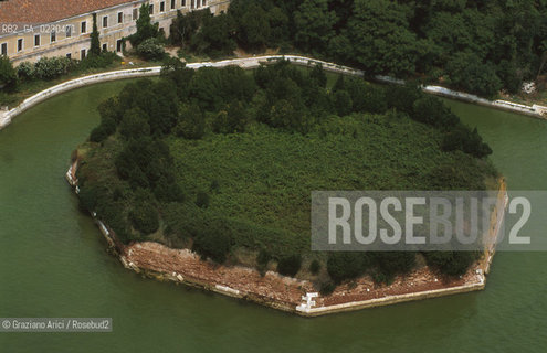 Nome:..ISOLA DI POVEGLIA: OTTAGONO/ VEDUTA AEREA....Localizzazione:..VENEZIA / ISOLA DI POVEGLIA / LAGUNA SUD..VENICE / THE ISLE OF POVEGLIA  / THE SOUTH LAGOON..Soggetto:..ISOLA DI POVEGLIA / CASA DI RIPOSO E CAMPANILE DELLA CHIESA DI SAN VITALE..THE ISLE OF POVEGLIA / REST HOME AND SAN VITALES CHURCH BELL TOWER..Cronologia:......Autore:......Stile:......Editori Stampatori:.... ..Committenza:......Materia e Tecnica:......Collocazione:......Note:..DAL IX AL XIV SECOLO FU ABITATA DAGLI SCHIAVI E SERVITORI DEL DOGE / NEL XVIII SECOLO VENNE COSTRUITO UN LAZZARETTO, POI TRASFORMATO IN CONVALESCENZIARIO..FROM IXth TO XIVth CENTURY WAS  INHABITED BY THE SLAVES AND SERVANTS OF THE DOGE / IN XVIIth CENTURY  A LAZZARETTO WAS BUILT AND THIS WAS LATER CONVERTED INTO A CONVALESCENT HOME..Riproduzione Fotografica:..Graziano Arici/Rosebud2 ...Copyright:..Graziano Arici / rosebud2/....Data:..2001....Costo:..A....Key:..ISOLE ABBANDONATE..UNINHABITED ISLANDS