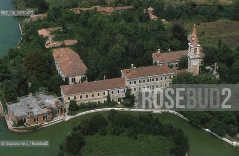 Nome:..ISOLA DI POVEGLIA/ VEDUTA AEREA....Localizzazione:..VENEZIA / ISOLA DI POVEGLIA / LAGUNA SUD..VENICE / THE ISLE OF POVEGLIA  / THE SOUTH LAGOON..Soggetto:..ISOLA DI POVEGLIA / CASA DI RIPOSO E CAMPANILE DELLA CHIESA DI SAN VITALE..THE ISLE OF POVEGLIA / REST HOME AND SAN VITALES CHURCH BELL TOWER..Cronologia:......Autore:......Stile:......Editori Stampatori:.... ..Committenza:......Materia e Tecnica:......Collocazione:......Note:..DAL IX AL XIV SECOLO FU ABITATA DAGLI SCHIAVI E SERVITORI DEL DOGE / NEL XVIII SECOLO VENNE COSTRUITO UN LAZZARETTO, POI TRASFORMATO IN CONVALESCENZIARIO..FROM IXth TO XIVth CENTURY WAS  INHABITED BY THE SLAVES AND SERVANTS OF THE DOGE / IN XVIIth CENTURY  A LAZZARETTO WAS BUILT AND THIS WAS LATER CONVERTED INTO A CONVALESCENT HOME..Riproduzione Fotografica:..Graziano Arici/Rosebud2 ...Copyright:..Graziano Arici / rosebud2/....Data:..2001....Costo:..A....Key:..ISOLE ABBANDONATE..UNINHABITED ISLANDS