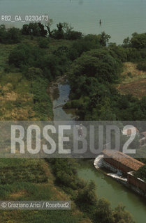 Nome:..ISOLA DI POVEGLIA/ VEDUTA AEREA....Localizzazione:..VENEZIA / ISOLA DI POVEGLIA / LAGUNA SUD..VENICE / THE ISLE OF POVEGLIA  / THE SOUTH LAGOON..Soggetto:..ISOLA DI POVEGLIA / CASA DI RIPOSO E CAMPANILE DELLA CHIESA DI SAN VITALE..THE ISLE OF POVEGLIA / REST HOME AND SAN VITALES CHURCH BELL TOWER..Cronologia:......Autore:......Stile:......Editori Stampatori:.... ..Committenza:......Materia e Tecnica:......Collocazione:......Note:..DAL IX AL XIV SECOLO FU ABITATA DAGLI SCHIAVI E SERVITORI DEL DOGE / NEL XVIII SECOLO VENNE COSTRUITO UN LAZZARETTO, POI TRASFORMATO IN CONVALESCENZIARIO..FROM IXth TO XIVth CENTURY WAS  INHABITED BY THE SLAVES AND SERVANTS OF THE DOGE / IN XVIIth CENTURY  A LAZZARETTO WAS BUILT AND THIS WAS LATER CONVERTED INTO A CONVALESCENT HOME..Riproduzione Fotografica:..Graziano Arici/Rosebud2 ...Copyright:..Graziano Arici / rosebud2/....Data:..2001....Costo:..A....Key:..ISOLE ABBANDONATE..UNINHABITED ISLANDS