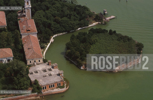 Nome:..ISOLA DI POVEGLIA: OTTAGONO/ VEDUTA AEREA....Localizzazione:..VENEZIA / ISOLA DI POVEGLIA / LAGUNA SUD..VENICE / THE ISLE OF POVEGLIA  / THE SOUTH LAGOON..Soggetto:..ISOLA DI POVEGLIA / CASA DI RIPOSO E CAMPANILE DELLA CHIESA DI SAN VITALE..THE ISLE OF POVEGLIA / REST HOME AND SAN VITALES CHURCH BELL TOWER..Cronologia:......Autore:......Stile:......Editori Stampatori:.... ..Committenza:......Materia e Tecnica:......Collocazione:......Note:..DAL IX AL XIV SECOLO FU ABITATA DAGLI SCHIAVI E SERVITORI DEL DOGE / NEL XVIII SECOLO VENNE COSTRUITO UN LAZZARETTO, POI TRASFORMATO IN CONVALESCENZIARIO..FROM IXth TO XIVth CENTURY WAS  INHABITED BY THE SLAVES AND SERVANTS OF THE DOGE / IN XVIIth CENTURY  A LAZZARETTO WAS BUILT AND THIS WAS LATER CONVERTED INTO A CONVALESCENT HOME..Riproduzione Fotografica:..Graziano Arici/Rosebud2 ...Copyright:..Graziano Arici / rosebud2/....Data:..2001....Costo:..A....Key:..ISOLE ABBANDONATE..UNINHABITED ISLANDS