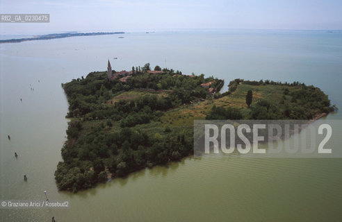 Nome:..ISOLA DI POVEGLIA/ VEDUTA AEREA....Localizzazione:..VENEZIA / ISOLA DI POVEGLIA / LAGUNA SUD..VENICE / THE ISLE OF POVEGLIA  / THE SOUTH LAGOON..Soggetto:..ISOLA DI POVEGLIA / CASA DI RIPOSO E CAMPANILE DELLA CHIESA DI SAN VITALE..THE ISLE OF POVEGLIA / REST HOME AND SAN VITALES CHURCH BELL TOWER..Cronologia:......Autore:......Stile:......Editori Stampatori:.... ..Committenza:......Materia e Tecnica:......Collocazione:......Note:..DAL IX AL XIV SECOLO FU ABITATA DAGLI SCHIAVI E SERVITORI DEL DOGE / NEL XVIII SECOLO VENNE COSTRUITO UN LAZZARETTO, POI TRASFORMATO IN CONVALESCENZIARIO..FROM IXth TO XIVth CENTURY WAS  INHABITED BY THE SLAVES AND SERVANTS OF THE DOGE / IN XVIIth CENTURY  A LAZZARETTO WAS BUILT AND THIS WAS LATER CONVERTED INTO A CONVALESCENT HOME..Riproduzione Fotografica:..Graziano Arici/Rosebud2 ...Copyright:..Graziano Arici / rosebud2/....Data:..2001....Costo:..A....Key:..ISOLE ABBANDONATE..UNINHABITED ISLANDS