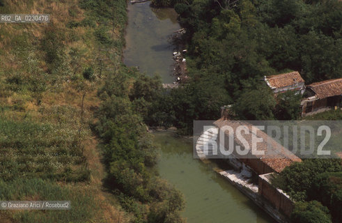 Nome:..ISOLA DI POVEGLIA/ VEDUTA AEREA....Localizzazione:..VENEZIA / ISOLA DI POVEGLIA / LAGUNA SUD..VENICE / THE ISLE OF POVEGLIA  / THE SOUTH LAGOON..Soggetto:..ISOLA DI POVEGLIA / CASA DI RIPOSO E CAMPANILE DELLA CHIESA DI SAN VITALE..THE ISLE OF POVEGLIA / REST HOME AND SAN VITALES CHURCH BELL TOWER..Cronologia:......Autore:......Stile:......Editori Stampatori:.... ..Committenza:......Materia e Tecnica:......Collocazione:......Note:..DAL IX AL XIV SECOLO FU ABITATA DAGLI SCHIAVI E SERVITORI DEL DOGE / NEL XVIII SECOLO VENNE COSTRUITO UN LAZZARETTO, POI TRASFORMATO IN CONVALESCENZIARIO..FROM IXth TO XIVth CENTURY WAS  INHABITED BY THE SLAVES AND SERVANTS OF THE DOGE / IN XVIIth CENTURY  A LAZZARETTO WAS BUILT AND THIS WAS LATER CONVERTED INTO A CONVALESCENT HOME..Riproduzione Fotografica:..Graziano Arici/Rosebud2 ...Copyright:..Graziano Arici / rosebud2/....Data:..2001....Costo:..A....Key:..ISOLE ABBANDONATE..UNINHABITED ISLANDS