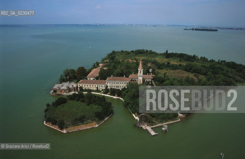 Nome:..ISOLA DI POVEGLIA:/ VEDUTA AEREA....Localizzazione:..VENEZIA / ISOLA DI POVEGLIA / LAGUNA SUD..VENICE / THE ISLE OF POVEGLIA  / THE SOUTH LAGOON..Soggetto:..ISOLA DI POVEGLIA / CASA DI RIPOSO E CAMPANILE DELLA CHIESA DI SAN VITALE..THE ISLE OF POVEGLIA / REST HOME AND SAN VITALES CHURCH BELL TOWER..Cronologia:......Autore:......Stile:......Editori Stampatori:.... ..Committenza:......Materia e Tecnica:......Collocazione:......Note:..DAL IX AL XIV SECOLO FU ABITATA DAGLI SCHIAVI E SERVITORI DEL DOGE / NEL XVIII SECOLO VENNE COSTRUITO UN LAZZARETTO, POI TRASFORMATO IN CONVALESCENZIARIO..FROM IXth TO XIVth CENTURY WAS  INHABITED BY THE SLAVES AND SERVANTS OF THE DOGE / IN XVIIth CENTURY  A LAZZARETTO WAS BUILT AND THIS WAS LATER CONVERTED INTO A CONVALESCENT HOME..Riproduzione Fotografica:..Graziano Arici/Rosebud2 ...Copyright:..Graziano Arici / rosebud2/....Data:..2001....Costo:..A....Key:..ISOLE ABBANDONATE..UNINHABITED ISLANDS