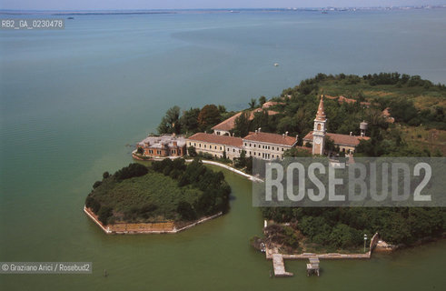 Nome:..ISOLA DI POVEGLIA / VEDUTA AEREA....Localizzazione:..VENEZIA / ISOLA DI POVEGLIA / LAGUNA SUD..VENICE / THE ISLE OF POVEGLIA  / THE SOUTH LAGOON..Soggetto:..ISOLA DI POVEGLIA / CASA DI RIPOSO E CAMPANILE DELLA CHIESA DI SAN VITALE..THE ISLE OF POVEGLIA / REST HOME AND SAN VITALES CHURCH BELL TOWER..Cronologia:......Autore:......Stile:......Editori Stampatori:.... ..Committenza:......Materia e Tecnica:......Collocazione:......Note:..DAL IX AL XIV SECOLO FU ABITATA DAGLI SCHIAVI E SERVITORI DEL DOGE / NEL XVIII SECOLO VENNE COSTRUITO UN LAZZARETTO, POI TRASFORMATO IN CONVALESCENZIARIO..FROM IXth TO XIVth CENTURY WAS  INHABITED BY THE SLAVES AND SERVANTS OF THE DOGE / IN XVIIth CENTURY  A LAZZARETTO WAS BUILT AND THIS WAS LATER CONVERTED INTO A CONVALESCENT HOME..Riproduzione Fotografica:..Graziano Arici/Rosebud2 ...Copyright:..Graziano Arici / rosebud2/....Data:..2001....Costo:..A....Key:..ISOLE ABBANDONATE..UNINHABITED ISLANDS
