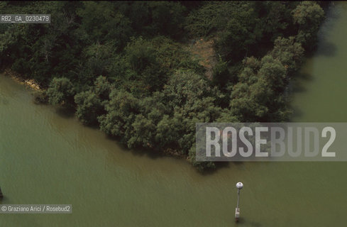 Nome:..ISOLA DI POVEGLIA / VEDUTA AEREA....Localizzazione:..VENEZIA / ISOLA DI POVEGLIA / LAGUNA SUD..VENICE / THE ISLE OF POVEGLIA  / THE SOUTH LAGOON..Soggetto:..ISOLA DI POVEGLIA / CASA DI RIPOSO E CAMPANILE DELLA CHIESA DI SAN VITALE..THE ISLE OF POVEGLIA / REST HOME AND SAN VITALES CHURCH BELL TOWER..Cronologia:......Autore:......Stile:......Editori Stampatori:.... ..Committenza:......Materia e Tecnica:......Collocazione:......Note:..DAL IX AL XIV SECOLO FU ABITATA DAGLI SCHIAVI E SERVITORI DEL DOGE / NEL XVIII SECOLO VENNE COSTRUITO UN LAZZARETTO, POI TRASFORMATO IN CONVALESCENZIARIO..FROM IXth TO XIVth CENTURY WAS  INHABITED BY THE SLAVES AND SERVANTS OF THE DOGE / IN XVIIth CENTURY  A LAZZARETTO WAS BUILT AND THIS WAS LATER CONVERTED INTO A CONVALESCENT HOME..Riproduzione Fotografica:..Graziano Arici/Rosebud2 ...Copyright:..Graziano Arici / rosebud2/....Data:..2001....Costo:..A....Key:..ISOLE ABBANDONATE..UNINHABITED ISLANDS