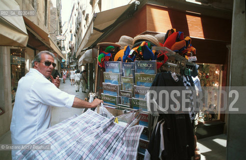 Caption: Localizzazione:..VENEZIA / S. MARCO..Oggetto:..Soggetto:..SOUVENIRS KITSCH BANCHETTO..Cronologia: ..Definizione Culturale:..   Autore: ..   Stile: ..   Editori/Stampatori:..   Committenza:..Materia e Tecnica:..Collocazione:..Note:..TURISMO ..Riproduzione Fotografica:..Copyright:..Graziano Arici/Rosebud2 .Data:..2001..Costo:..A