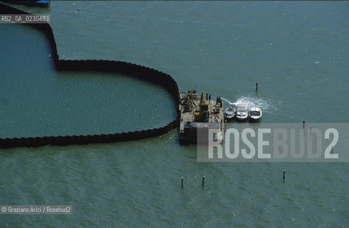 Nome:..BARENA SITO DI SAN MARCO IN BOCCALAMA....Localizzazione:..VENEZIA /  LAGUNA SUD..VENICE /  THE SOUTH LAGOON..Soggetto:..RICERCHE SUBACQUEEE / IDRA / CONSORZIO VENEZIA NUOVA / LAVORI DI RILEVAZIONE E MESSA IN ASCIUTTO DELLAREA DELLANTICA ISOLA E  DELLE DUE IMBARCAZIONI / GALEA / RASCONA / ARCHEOLOGIA..Cronologia:..1300 / XIV SECOLO....Autore:......Stile:......Editori Stampatori:......Committenza:......Materia e Tecnica:......Collocazione:......Note:....Riproduzione Fotografica:..Graziano Arici/Rosebud2 ...Copyright:..Graziano Arici / rosebud2/....Data:..2001....Costo:..A....Key:..ISOLE ABBANDONATE..UNINHABITED ISLANDS