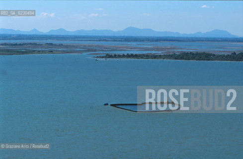 Nome:..BARENA SITO DI SAN MARCO IN BOCCALAMA....Localizzazione:..VENEZIA /  LAGUNA SUD..VENICE /  THE SOUTH LAGOON..Soggetto:..RICERCHE SUBACQUEEE / IDRA / CONSORZIO VENEZIA NUOVA / LAVORI DI RILEVAZIONE E MESSA IN ASCIUTTO DELLAREA DELLANTICA ISOLA E  DELLE DUE IMBARCAZIONI / GALEA / RASCONA / ARCHEOLOGIA..Cronologia:..1300 / XIV SECOLO....Autore:......Stile:......Editori Stampatori:......Committenza:......Materia e Tecnica:......Collocazione:......Note:....Riproduzione Fotografica:..Graziano Arici/Rosebud2 ...Copyright:..Graziano Arici / rosebud2/....Data:..2001....Costo:..A....Key:..ISOLE ABBANDONATE..UNINHABITED ISLANDS