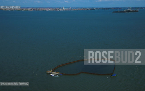 Nome:..BARENA SITO DI SAN MARCO IN BOCCALAMA....Localizzazione:..VENEZIA /  LAGUNA SUD..VENICE /  THE SOUTH LAGOON..Soggetto:..RICERCHE SUBACQUEEE / IDRA / CONSORZIO VENEZIA NUOVA / LAVORI DI RILEVAZIONE E MESSA IN ASCIUTTO DELLAREA DELLANTICA ISOLA E  DELLE DUE IMBARCAZIONI / GALEA / RASCONA / ARCHEOLOGIA..Cronologia:..1300 / XIV SECOLO....Autore:......Stile:......Editori Stampatori:......Committenza:......Materia e Tecnica:......Collocazione:......Note:....Riproduzione Fotografica:..Graziano Arici/Rosebud2 ...Copyright:..Graziano Arici / rosebud2/....Data:..2001....Costo:..A....Key:..ISOLE ABBANDONATE..UNINHABITED ISLANDS