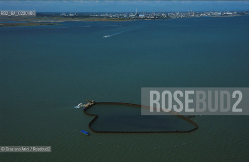 Nome:..BARENA SITO DI SAN MARCO IN BOCCALAMA....Localizzazione:..VENEZIA /  LAGUNA SUD..VENICE /  THE SOUTH LAGOON..Soggetto:..RICERCHE SUBACQUEEE / IDRA / CONSORZIO VENEZIA NUOVA / LAVORI DI RILEVAZIONE E MESSA IN ASCIUTTO DELLAREA DELLANTICA ISOLA E  DELLE DUE IMBARCAZIONI / GALEA / RASCONA / ARCHEOLOGIA..Cronologia:..1300 / XIV SECOLO....Autore:......Stile:......Editori Stampatori:......Committenza:......Materia e Tecnica:......Collocazione:......Note:....Riproduzione Fotografica:..Graziano Arici/Rosebud2 ...Copyright:..Graziano Arici / rosebud2/....Data:..2001....Costo:..A....Key:..ISOLE ABBANDONATE..UNINHABITED ISLANDS