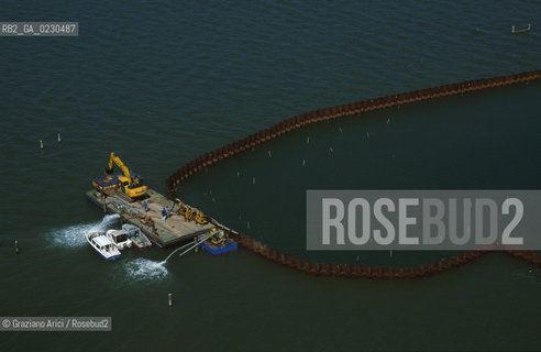 Nome:..BARENA SITO DI SAN MARCO IN BOCCALAMA....Localizzazione:..VENEZIA /  LAGUNA SUD..VENICE /  THE SOUTH LAGOON..Soggetto:..RICERCHE SUBACQUEEE / IDRA / CONSORZIO VENEZIA NUOVA / LAVORI DI RILEVAZIONE E MESSA IN ASCIUTTO DELLAREA DELLANTICA ISOLA E  DELLE DUE IMBARCAZIONI / GALEA / RASCONA / ARCHEOLOGIA..Cronologia:..1300 / XIV SECOLO....Autore:......Stile:......Editori Stampatori:......Committenza:......Materia e Tecnica:......Collocazione:......Note:....Riproduzione Fotografica:..Graziano Arici/Rosebud2 ...Copyright:..Graziano Arici / rosebud2/....Data:..2001....Costo:..A....Key:..ISOLE ABBANDONATE..UNINHABITED ISLANDS