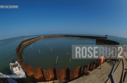Nome:..BARENA SITO DI SAN MARCO IN BOCCALAMA....Localizzazione:..VENEZIA /  LAGUNA SUD..VENICE /  THE SOUTH LAGOON..Soggetto:..RICERCHE SUBACQUEEE / IDRA / CONSORZIO VENEZIA NUOVA / LAVORI DI RILEVAZIONE E MESSA IN ASCIUTTO DELLAREA DELLANTICA ISOLA E  DELLE DUE IMBARCAZIONI / GALEA / RASCONA / ARCHEOLOGIA..Cronologia:..1300 / XIV SECOLO....Autore:......Stile:......Editori Stampatori:......Committenza:......Materia e Tecnica:......Collocazione:......Note:....Riproduzione Fotografica:..Graziano Arici/Rosebud2 ...Copyright:..Graziano Arici / rosebud2/....Data:..2001....Costo:..A....Key:..ISOLE ABBANDONATE..UNINHABITED ISLANDS
