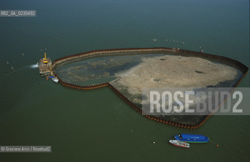 Nome:..BARENA SITO DI SAN MARCO IN BOCCALAMA....Localizzazione:..VENEZIA /  LAGUNA SUD..VENICE /  THE SOUTH LAGOON..Soggetto:..RICERCHE SUBACQUEEE / IDRA / CONSORZIO VENEZIA NUOVA / LAVORI DI RILEVAZIONE E MESSA IN ASCIUTTO DELLAREA DELLANTICA ISOLA E  DELLE DUE IMBARCAZIONI / GALEA / RASCONA / ARCHEOLOGIA..Cronologia:..1300 / XIV SECOLO....Autore:......Stile:......Editori Stampatori:......Committenza:......Materia e Tecnica:......Collocazione:......Note:....Riproduzione Fotografica:..Graziano Arici/Rosebud2 ...Copyright:..Graziano Arici / rosebud2/....Data:..2001....Costo:..A....Key:..ISOLE ABBANDONATE..UNINHABITED ISLANDS