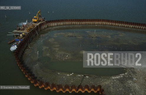 Nome:..BARENA SITO DI SAN MARCO IN BOCCALAMA....Localizzazione:..VENEZIA /  LAGUNA SUD..VENICE /  THE SOUTH LAGOON..Soggetto:..RICERCHE SUBACQUEEE / IDRA / CONSORZIO VENEZIA NUOVA / LAVORI DI RILEVAZIONE E MESSA IN ASCIUTTO DELLAREA DELLANTICA ISOLA E  DELLE DUE IMBARCAZIONI / GALEA / RASCONA / ARCHEOLOGIA..Cronologia:..1300 / XIV SECOLO....Autore:......Stile:......Editori Stampatori:......Committenza:......Materia e Tecnica:......Collocazione:......Note:....Riproduzione Fotografica:..Graziano Arici/Rosebud2 ...Copyright:..Graziano Arici / rosebud2/....Data:..2001....Costo:..A....Key:..ISOLE ABBANDONATE..UNINHABITED ISLANDS