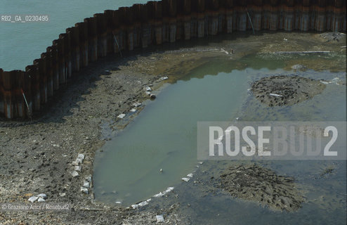 Nome:..BARENA SITO DI SAN MARCO IN BOCCALAMA....Localizzazione:..VENEZIA /  LAGUNA SUD..VENICE /  THE SOUTH LAGOON..Soggetto:..RICERCHE SUBACQUEEE / IDRA / CONSORZIO VENEZIA NUOVA / LAVORI DI RILEVAZIONE E MESSA IN ASCIUTTO DELLAREA DELLANTICA ISOLA E  DELLE DUE IMBARCAZIONI / GALEA / RASCONA / ARCHEOLOGIA..Cronologia:..1300 / XIV SECOLO....Autore:......Stile:......Editori Stampatori:......Committenza:......Materia e Tecnica:......Collocazione:......Note:....Riproduzione Fotografica:..Graziano Arici/Rosebud2 ...Copyright:..Graziano Arici / rosebud2/....Data:..2001....Costo:..A....Key:..ISOLE ABBANDONATE..UNINHABITED ISLANDS