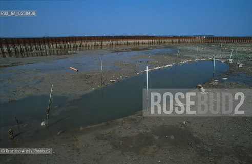 Nome:..BARENA SITO DI SAN MARCO IN BOCCALAMA....Localizzazione:..VENEZIA /  LAGUNA SUD..VENICE /  THE SOUTH LAGOON..Soggetto:..RICERCHE SUBACQUEEE / IDRA / CONSORZIO VENEZIA NUOVA / LAVORI DI RILEVAZIONE E MESSA IN ASCIUTTO DELLAREA DELLANTICA ISOLA E  DELLE DUE IMBARCAZIONI / GALEA / RASCONA / ARCHEOLOGIA..Cronologia:..1300 / XIV SECOLO....Autore:......Stile:......Editori Stampatori:......Committenza:......Materia e Tecnica:......Collocazione:......Note:....Riproduzione Fotografica:..Graziano Arici/Rosebud2 ...Copyright:..Graziano Arici / rosebud2/....Data:..2001....Costo:..A....Key:..ISOLE ABBANDONATE..UNINHABITED ISLANDS