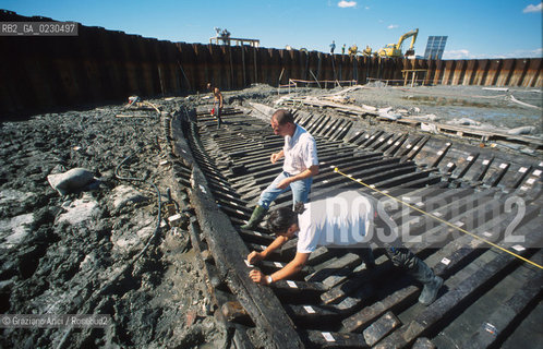 Nome:..BARENA SITO DI SAN MARCO IN BOCCALAMA....Localizzazione:..VENEZIA /  LAGUNA SUD..VENICE /  THE SOUTH LAGOON..Soggetto:..RICERCHE SUBACQUEEE / IDRA / CONSORZIO VENEZIA NUOVA / LAVORI DI RILEVAZIONE E MESSA IN ASCIUTTO DELLAREA DELLANTICA ISOLA E  DELLE DUE IMBARCAZIONI / GALEA / RASCONA / ARCHEOLOGIA..Cronologia:..1300 / XIV SECOLO....Autore:......Stile:......Editori Stampatori:......Committenza:......Materia e Tecnica:......Collocazione:......Note:....Riproduzione Fotografica:..Graziano Arici/Rosebud2 ...Copyright:..Graziano Arici / rosebud2/....Data:..2001....Costo:..A....Key:..ISOLE ABBANDONATE..UNINHABITED ISLANDS
