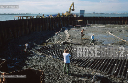 Nome:..BARENA SITO DI SAN MARCO IN BOCCALAMA....Localizzazione:..VENEZIA /  LAGUNA SUD..VENICE /  THE SOUTH LAGOON..Soggetto:..RICERCHE SUBACQUEEE / IDRA / CONSORZIO VENEZIA NUOVA / LAVORI DI RILEVAZIONE E MESSA IN ASCIUTTO DELLAREA DELLANTICA ISOLA E  DELLE DUE IMBARCAZIONI / GALEA / RASCONA / ARCHEOLOGIA..Cronologia:..1300 / XIV SECOLO....Autore:......Stile:......Editori Stampatori:......Committenza:......Materia e Tecnica:......Collocazione:......Note:....Riproduzione Fotografica:..Graziano Arici/Rosebud2 ...Copyright:..Graziano Arici / rosebud2/....Data:..2001....Costo:..A....Key:..ISOLE ABBANDONATE..UNINHABITED ISLANDS