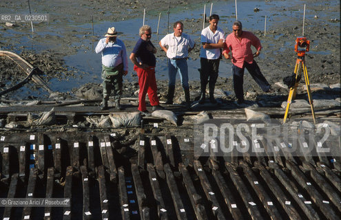 Nome:..BARENA SITO DI SAN MARCO IN BOCCALAMA....Localizzazione:..VENEZIA /  LAGUNA SUD..VENICE /  THE SOUTH LAGOON..Soggetto:..RICERCHE SUBACQUEEE / IDRA / CONSORZIO VENEZIA NUOVA / LAVORI DI RILEVAZIONE E MESSA IN ASCIUTTO DELLAREA DELLANTICA ISOLA E  DELLE DUE IMBARCAZIONI / GALEA / RASCONA / ARCHEOLOGIA..Cronologia:..1300 / XIV SECOLO....Autore:......Stile:......Editori Stampatori:......Committenza:......Materia e Tecnica:......Collocazione:......Note:....Riproduzione Fotografica:..Graziano Arici/Rosebud2 ...Copyright:..Graziano Arici / rosebud2/....Data:..2001....Costo:..A....Key:..ISOLE ABBANDONATE..UNINHABITED ISLANDS
