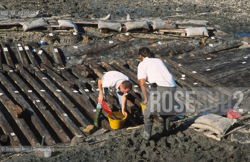 Nome:..BARENA SITO DI SAN MARCO IN BOCCALAMA....Localizzazione:..VENEZIA /  LAGUNA SUD..VENICE /  THE SOUTH LAGOON..Soggetto:..RICERCHE SUBACQUEEE / IDRA / CONSORZIO VENEZIA NUOVA / LAVORI DI RILEVAZIONE E MESSA IN ASCIUTTO DELLAREA DELLANTICA ISOLA E  DELLE DUE IMBARCAZIONI / GALEA / RASCONA / ARCHEOLOGIA..Cronologia:..1300 / XIV SECOLO....Autore:......Stile:......Editori Stampatori:......Committenza:......Materia e Tecnica:......Collocazione:......Note:....Riproduzione Fotografica:..Graziano Arici/Rosebud2 ...Copyright:..Graziano Arici / rosebud2/....Data:..2001....Costo:..A....Key:..ISOLE ABBANDONATE..UNINHABITED ISLANDS