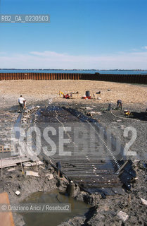 Nome:..BARENA SITO DI SAN MARCO IN BOCCALAMA....Localizzazione:..VENEZIA /  LAGUNA SUD..VENICE /  THE SOUTH LAGOON..Soggetto:..RICERCHE SUBACQUEEE / IDRA / CONSORZIO VENEZIA NUOVA / LAVORI DI RILEVAZIONE E MESSA IN ASCIUTTO DELLAREA DELLANTICA ISOLA E  DELLE DUE IMBARCAZIONI / GALEA / RASCONA / ARCHEOLOGIA..Cronologia:..1300 / XIV SECOLO....Autore:......Stile:......Editori Stampatori:......Committenza:......Materia e Tecnica:......Collocazione:......Note:....Riproduzione Fotografica:..Graziano Arici/Rosebud2 ...Copyright:..Graziano Arici / rosebud2/....Data:..2001....Costo:..A....Key:..ISOLE ABBANDONATE..UNINHABITED ISLANDS