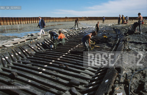 Nome:..BARENA SITO DI SAN MARCO IN BOCCALAMA....Localizzazione:..VENEZIA /  LAGUNA SUD..VENICE /  THE SOUTH LAGOON..Soggetto:..RICERCHE SUBACQUEEE / IDRA / CONSORZIO VENEZIA NUOVA / LAVORI DI RILEVAZIONE E MESSA IN ASCIUTTO DELLAREA DELLANTICA ISOLA E  DELLE DUE IMBARCAZIONI / GALEA / RASCONA / ARCHEOLOGIA..Cronologia:..1300 / XIV SECOLO....Autore:......Stile:......Editori Stampatori:......Committenza:......Materia e Tecnica:......Collocazione:......Note:....Riproduzione Fotografica:..Graziano Arici/Rosebud2 ...Copyright:..Graziano Arici / rosebud2/....Data:..2001....Costo:..A....Key:..ISOLE ABBANDONATE..UNINHABITED ISLANDS