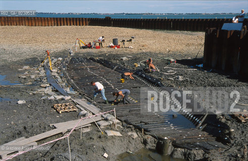 Nome:..BARENA SITO DI SAN MARCO IN BOCCALAMA....Localizzazione:..VENEZIA /  LAGUNA SUD..VENICE /  THE SOUTH LAGOON..Soggetto:..RICERCHE SUBACQUEEE / IDRA / CONSORZIO VENEZIA NUOVA / LAVORI DI RILEVAZIONE E MESSA IN ASCIUTTO DELLAREA DELLANTICA ISOLA E  DELLE DUE IMBARCAZIONI / GALEA / RASCONA / ARCHEOLOGIA..Cronologia:..1300 / XIV SECOLO....Autore:......Stile:......Editori Stampatori:......Committenza:......Materia e Tecnica:......Collocazione:......Note:....Riproduzione Fotografica:..Graziano Arici/Rosebud2 ...Copyright:..Graziano Arici / rosebud2/....Data:..2001....Costo:..A....Key:..ISOLE ABBANDONATE..UNINHABITED ISLANDS