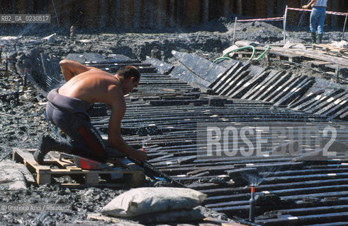 Nome:..BARENA SITO DI SAN MARCO IN BOCCALAMA....Localizzazione:..VENEZIA /  LAGUNA SUD..VENICE /  THE SOUTH LAGOON..Soggetto:..RICERCHE SUBACQUEEE / IDRA / CONSORZIO VENEZIA NUOVA / LAVORI DI RILEVAZIONE E MESSA IN ASCIUTTO DELLAREA DELLANTICA ISOLA E  DELLE DUE IMBARCAZIONI / GALEA / RASCONA / ARCHEOLOGIA..Cronologia:..1300 / XIV SECOLO....Autore:......Stile:......Editori Stampatori:......Committenza:......Materia e Tecnica:......Collocazione:......Note:....Riproduzione Fotografica:..Graziano Arici/Rosebud2 ...Copyright:..Graziano Arici / rosebud2/....Data:..2001....Costo:..A....Key:..ISOLE ABBANDONATE..UNINHABITED ISLANDS