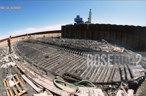 Nome:..BARENA SITO DI SAN MARCO IN BOCCALAMA....Localizzazione:..VENEZIA /  LAGUNA SUD..VENICE /  THE SOUTH LAGOON..Soggetto:..RICERCHE SUBACQUEEE / IDRA / CONSORZIO VENEZIA NUOVA / LAVORI DI RILEVAZIONE E MESSA IN ASCIUTTO DELLAREA DELLANTICA ISOLA E  DELLE DUE IMBARCAZIONI / GALEA / RASCONA / ARCHEOLOGIA..Cronologia:..1300 / XIV SECOLO....Autore:......Stile:......Editori Stampatori:......Committenza:......Materia e Tecnica:......Collocazione:......Note:....Riproduzione Fotografica:..Graziano Arici/Rosebud2 ...Copyright:..Graziano Arici / rosebud2/....Data:..2001....Costo:..A....Key:..ISOLE ABBANDONATE..UNINHABITED ISLANDS