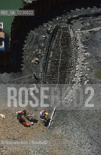 Nome:..BARENA SITO DI SAN MARCO IN BOCCALAMA....Localizzazione:..VENEZIA /  LAGUNA SUD..VENICE /  THE SOUTH LAGOON..Soggetto:..RICERCHE SUBACQUEEE / IDRA / CONSORZIO VENEZIA NUOVA / LAVORI DI RILEVAZIONE E MESSA IN ASCIUTTO DELLAREA DELLANTICA ISOLA E  DELLE DUE IMBARCAZIONI / GALEA / RASCONA / ARCHEOLOGIA..Cronologia:..1300 / XIV SECOLO....Autore:......Stile:......Editori Stampatori:......Committenza:......Materia e Tecnica:......Collocazione:......Note:....Riproduzione Fotografica:..Graziano Arici/Rosebud2 ...Copyright:..Graziano Arici / rosebud2/....Data:..2001....Costo:..A....Key:..ISOLE ABBANDONATE..UNINHABITED ISLANDS