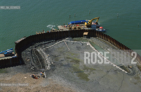 Nome:..BARENA SITO DI SAN MARCO IN BOCCALAMA....Localizzazione:..VENEZIA /  LAGUNA SUD..VENICE /  THE SOUTH LAGOON..Soggetto:..RICERCHE SUBACQUEEE / IDRA / CONSORZIO VENEZIA NUOVA / LAVORI DI RILEVAZIONE E MESSA IN ASCIUTTO DELLAREA DELLANTICA ISOLA E  DELLE DUE IMBARCAZIONI / GALEA / RASCONA / ARCHEOLOGIA..Cronologia:..1300 / XIV SECOLO....Autore:......Stile:......Editori Stampatori:......Committenza:......Materia e Tecnica:......Collocazione:......Note:....Riproduzione Fotografica:..Graziano Arici/Rosebud2 ...Copyright:..Graziano Arici / rosebud2/....Data:..2001....Costo:..A....Key:..ISOLE ABBANDONATE..UNINHABITED ISLANDS