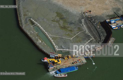 Nome:..BARENA SITO DI SAN MARCO IN BOCCALAMA....Localizzazione:..VENEZIA /  LAGUNA SUD..VENICE /  THE SOUTH LAGOON..Soggetto:..RICERCHE SUBACQUEEE / IDRA / CONSORZIO VENEZIA NUOVA / LAVORI DI RILEVAZIONE E MESSA IN ASCIUTTO DELLAREA DELLANTICA ISOLA E  DELLE DUE IMBARCAZIONI / GALEA / RASCONA / ARCHEOLOGIA..Cronologia:..1300 / XIV SECOLO....Autore:......Stile:......Editori Stampatori:......Committenza:......Materia e Tecnica:......Collocazione:......Note:....Riproduzione Fotografica:..Graziano Arici/Rosebud2 ...Copyright:..Graziano Arici / rosebud2/....Data:..2001....Costo:..A....Key:..ISOLE ABBANDONATE..UNINHABITED ISLANDS