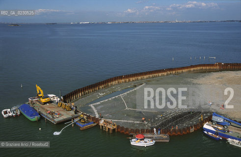 Nome:..BARENA SITO DI SAN MARCO IN BOCCALAMA....Localizzazione:..VENEZIA /  LAGUNA SUD..VENICE /  THE SOUTH LAGOON..Soggetto:..RICERCHE SUBACQUEEE / IDRA / CONSORZIO VENEZIA NUOVA / LAVORI DI RILEVAZIONE E MESSA IN ASCIUTTO DELLAREA DELLANTICA ISOLA E  DELLE DUE IMBARCAZIONI / GALEA / RASCONA / ARCHEOLOGIA..Cronologia:..1300 / XIV SECOLO....Autore:......Stile:......Editori Stampatori:......Committenza:......Materia e Tecnica:......Collocazione:......Note:....Riproduzione Fotografica:..Graziano Arici/Rosebud2 ...Copyright:..Graziano Arici / rosebud2/....Data:..2001....Costo:..A....Key:..ISOLE ABBANDONATE..UNINHABITED ISLANDS