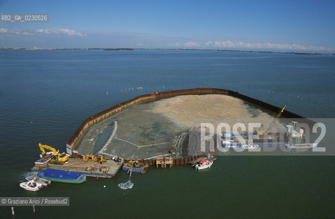 Nome:..BARENA SITO DI SAN MARCO IN BOCCALAMA....Localizzazione:..VENEZIA /  LAGUNA SUD..VENICE /  THE SOUTH LAGOON..Soggetto:..RICERCHE SUBACQUEEE / IDRA / CONSORZIO VENEZIA NUOVA / LAVORI DI RILEVAZIONE E MESSA IN ASCIUTTO DELLAREA DELLANTICA ISOLA E  DELLE DUE IMBARCAZIONI / GALEA / RASCONA / ARCHEOLOGIA..Cronologia:..1300 / XIV SECOLO....Autore:......Stile:......Editori Stampatori:......Committenza:......Materia e Tecnica:......Collocazione:......Note:....Riproduzione Fotografica:..Graziano Arici/Rosebud2 ...Copyright:..Graziano Arici / rosebud2/....Data:..2001....Costo:..A....Key:..ISOLE ABBANDONATE..UNINHABITED ISLANDS