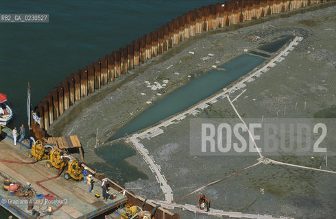 Nome:..BARENA SITO DI SAN MARCO IN BOCCALAMA....Localizzazione:..VENEZIA /  LAGUNA SUD..VENICE /  THE SOUTH LAGOON..Soggetto:..RICERCHE SUBACQUEEE / IDRA / CONSORZIO VENEZIA NUOVA / LAVORI DI RILEVAZIONE E MESSA IN ASCIUTTO DELLAREA DELLANTICA ISOLA E  DELLE DUE IMBARCAZIONI / GALEA / RASCONA / ARCHEOLOGIA..Cronologia:..1300 / XIV SECOLO....Autore:......Stile:......Editori Stampatori:......Committenza:......Materia e Tecnica:......Collocazione:......Note:....Riproduzione Fotografica:..Graziano Arici/Rosebud2 ...Copyright:..Graziano Arici / rosebud2/....Data:..2001....Costo:..A....Key:..ISOLE ABBANDONATE..UNINHABITED ISLANDS