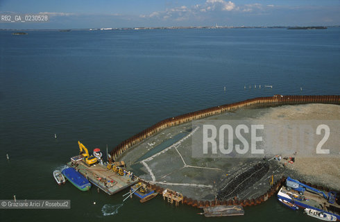 Nome:..BARENA SITO DI SAN MARCO IN BOCCALAMA....Localizzazione:..VENEZIA /  LAGUNA SUD..VENICE /  THE SOUTH LAGOON..Soggetto:..RICERCHE SUBACQUEEE / IDRA / CONSORZIO VENEZIA NUOVA / LAVORI DI RILEVAZIONE E MESSA IN ASCIUTTO DELLAREA DELLANTICA ISOLA E  DELLE DUE IMBARCAZIONI / GALEA / RASCONA / ARCHEOLOGIA..Cronologia:..1300 / XIV SECOLO....Autore:......Stile:......Editori Stampatori:......Committenza:......Materia e Tecnica:......Collocazione:......Note:....Riproduzione Fotografica:..Graziano Arici/Rosebud2 ...Copyright:..Graziano Arici / rosebud2/....Data:..2001....Costo:..A....Key:..ISOLE ABBANDONATE..UNINHABITED ISLANDS