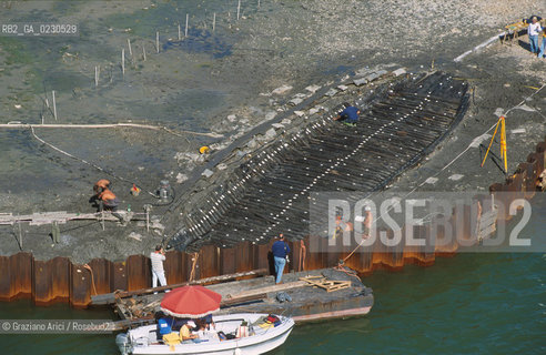 Nome:..BARENA SITO DI SAN MARCO IN BOCCALAMA....Localizzazione:..VENEZIA /  LAGUNA SUD..VENICE /  THE SOUTH LAGOON..Soggetto:..RICERCHE SUBACQUEEE / IDRA / CONSORZIO VENEZIA NUOVA / LAVORI DI RILEVAZIONE E MESSA IN ASCIUTTO DELLAREA DELLANTICA ISOLA E  DELLE DUE IMBARCAZIONI / GALEA / RASCONA / ARCHEOLOGIA..Cronologia:..1300 / XIV SECOLO....Autore:......Stile:......Editori Stampatori:......Committenza:......Materia e Tecnica:......Collocazione:......Note:....Riproduzione Fotografica:..Graziano Arici/Rosebud2 ...Copyright:..Graziano Arici / rosebud2/....Data:..2001....Costo:..A....Key:..ISOLE ABBANDONATE..UNINHABITED ISLANDS