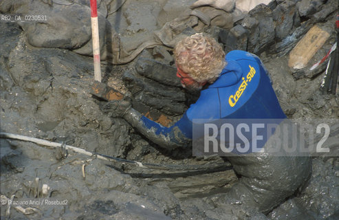 Nome:..BARENA SITO DI SAN MARCO IN BOCCALAMA....Localizzazione:..VENEZIA /  LAGUNA SUD..VENICE /  THE SOUTH LAGOON..Soggetto:..RICERCHE SUBACQUEEE / IDRA / CONSORZIO VENEZIA NUOVA / LAVORI DI RILEVAZIONE E MESSA IN ASCIUTTO DELLAREA DELLANTICA ISOLA E  DELLE DUE IMBARCAZIONI / GALEA / RASCONA / ARCHEOLOGIA..Cronologia:..1300 / XIV SECOLO....Autore:......Stile:......Editori Stampatori:......Committenza:......Materia e Tecnica:......Collocazione:......Note:....Riproduzione Fotografica:..Graziano Arici/Rosebud2 ...Copyright:..Graziano Arici / rosebud2/....Data:..2001....Costo:..A....Key:..ISOLE ABBANDONATE..UNINHABITED ISLANDS