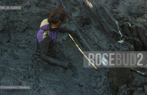 Nome:..BARENA SITO DI SAN MARCO IN BOCCALAMA....Localizzazione:..VENEZIA /  LAGUNA SUD..VENICE /  THE SOUTH LAGOON..Soggetto:..RICERCHE SUBACQUEEE / IDRA / CONSORZIO VENEZIA NUOVA / LAVORI DI RILEVAZIONE E MESSA IN ASCIUTTO DELLAREA DELLANTICA ISOLA E  DELLE DUE IMBARCAZIONI / GALEA / RASCONA / ARCHEOLOGIA..Cronologia:..1300 / XIV SECOLO....Autore:......Stile:......Editori Stampatori:......Committenza:......Materia e Tecnica:......Collocazione:......Note:....Riproduzione Fotografica:..Graziano Arici/Rosebud2 ...Copyright:..Graziano Arici / rosebud2/....Data:..2001....Costo:..A....Key:..ISOLE ABBANDONATE..UNINHABITED ISLANDS