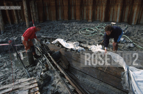 Nome:..BARENA SITO DI SAN MARCO IN BOCCALAMA....Localizzazione:..VENEZIA /  LAGUNA SUD..VENICE /  THE SOUTH LAGOON..Soggetto:..RICERCHE SUBACQUEEE / IDRA / CONSORZIO VENEZIA NUOVA / LAVORI DI RILEVAZIONE E MESSA IN ASCIUTTO DELLAREA DELLANTICA ISOLA E  DELLE DUE IMBARCAZIONI / GALEA / RASCONA / ARCHEOLOGIA..Cronologia:..1300 / XIV SECOLO....Autore:......Stile:......Editori Stampatori:......Committenza:......Materia e Tecnica:......Collocazione:......Note:....Riproduzione Fotografica:..Graziano Arici/Rosebud2 ...Copyright:..Graziano Arici / rosebud2/....Data:..2001....Costo:..A....Key:..ISOLE ABBANDONATE..UNINHABITED ISLANDS