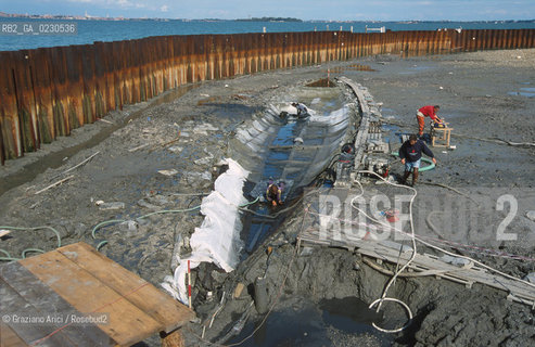 Nome:..BARENA SITO DI SAN MARCO IN BOCCALAMA....Localizzazione:..VENEZIA /  LAGUNA SUD..VENICE /  THE SOUTH LAGOON..Soggetto:..RICERCHE SUBACQUEEE / IDRA / CONSORZIO VENEZIA NUOVA / LAVORI DI RILEVAZIONE E MESSA IN ASCIUTTO DELLAREA DELLANTICA ISOLA E  DELLE DUE IMBARCAZIONI / GALEA / RASCONA / ARCHEOLOGIA..Cronologia:..1300 / XIV SECOLO....Autore:......Stile:......Editori Stampatori:......Committenza:......Materia e Tecnica:......Collocazione:......Note:....Riproduzione Fotografica:..Graziano Arici/Rosebud2 ...Copyright:..Graziano Arici / rosebud2/....Data:..2001....Costo:..A....Key:..ISOLE ABBANDONATE..UNINHABITED ISLANDS